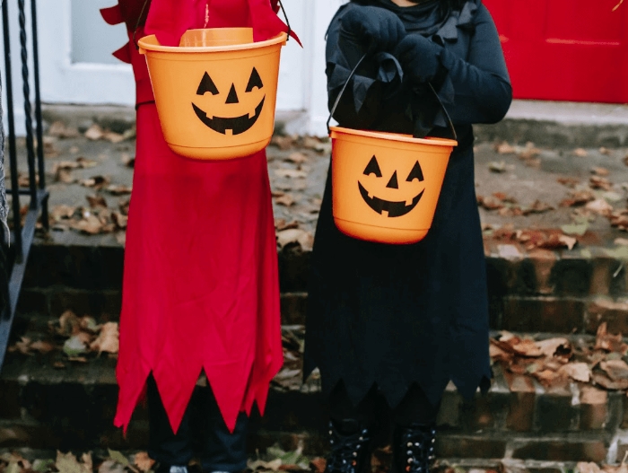 2 kids holding buckets